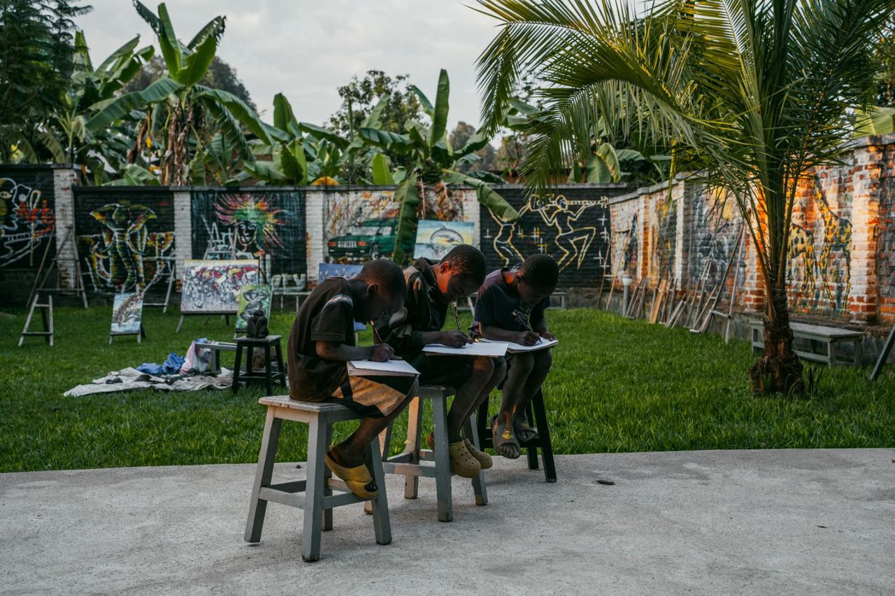 Open-air drawing class